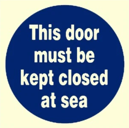 [335818] MANDATORY SIGN THIS DOOR MUST BE KEPT CLOSED AT SEA ,150 X 150 MM